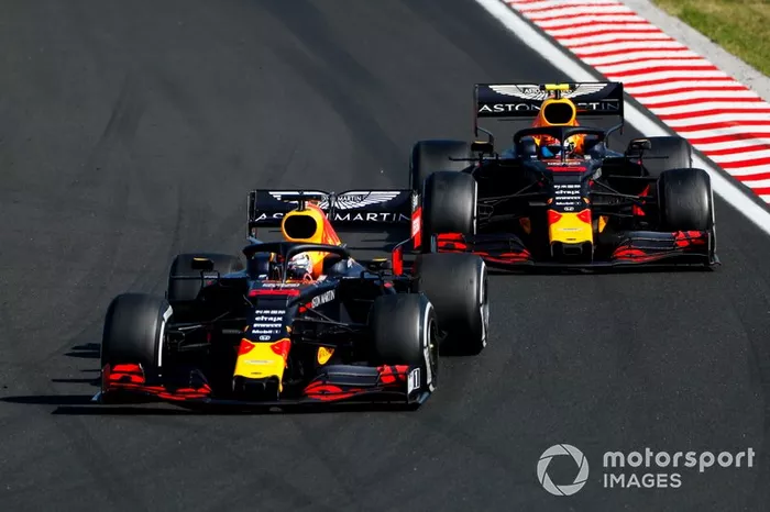 Max Verstappen, Red Bull Racing RB15 supera Pierre Gasly, Red Bull Racing RB15 