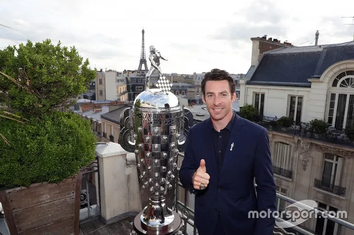 Simon Pagenaud con el Trofeo Borg-Warner en París