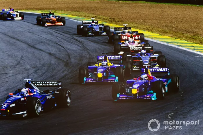 Olivier Panis, Prost AP02 Peugeot, lidera por delante de Jean Alesi, Sauber C18 Petronas, Pedro Diniz, Sauber C18 Petronas, Stephane Sarrazin, Minardi M01 Ford, Alex Zanardi, Williams FW21 Supertec