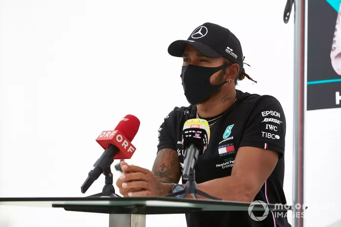 Lewis Hamilton, Mercedes-AMG Petronas F1, parle à la presse