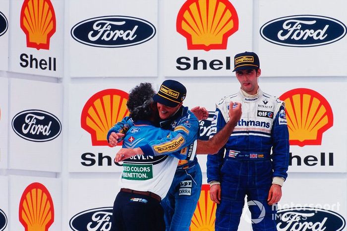 Podio: segundo lugar Damon Hill, Williams, ganador Michael Schumacher, Benetton  y Flavio Briatore director del equipo de Benetton
