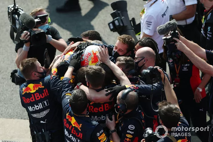 Ganador Max Verstappen, Red Bull Racing, celebra en parc ferme