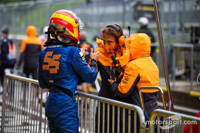 Carlos Sainz Jr., McLaren, es felicitado en parc ferme por sus colegas después de calificar