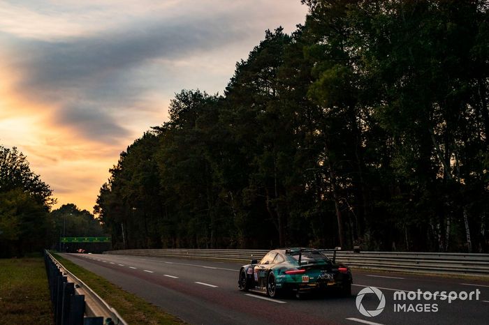 #99 Dempsey-Proton Racing Porsche 911 RSR: Vutthikorn Inthraphuvasak, Lucas Légeret, Julien Andlauer