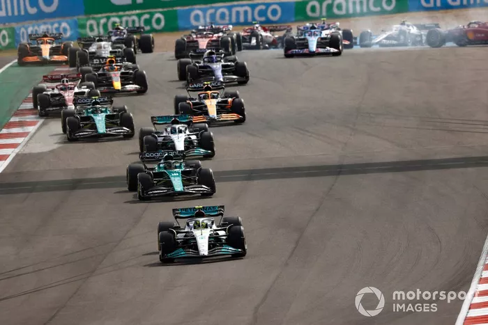 Lewis Hamilton, Mercedes W13, Lance Stroll, Aston Martin AMR22, George Russell, Mercedes W13, Sebastian Vettel, Aston Martin AMR22, Lando Norris, McLaren MCL36, el resto mientras Carlos Sainz, Ferrari F1-75, hace un trompo en la apertura