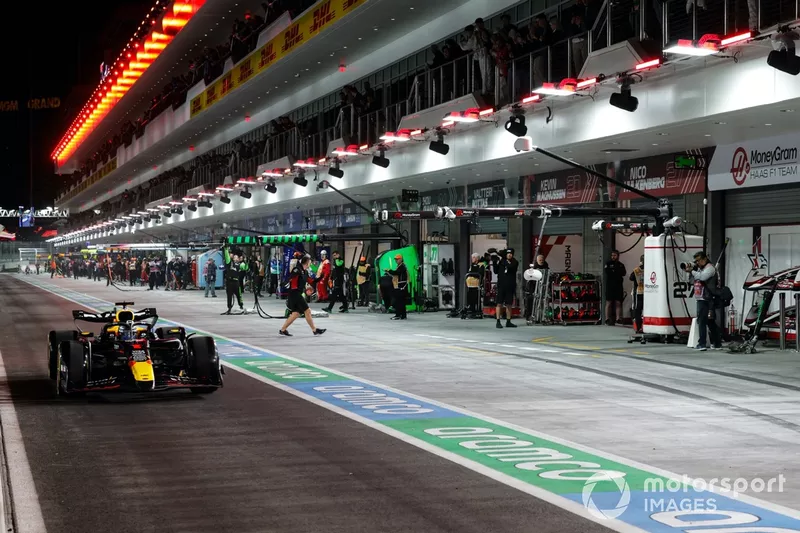 Max Verstappen, Red Bull Racing RB20, dans la voie des stands