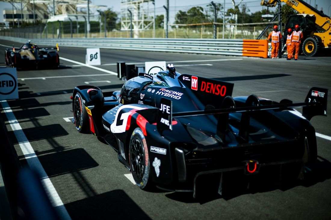 #7 Toyota Gazoo Racing Toyota GR010 - Híbrido: Mike Conway, Kamui Kobayashi, Nyck De Vries
