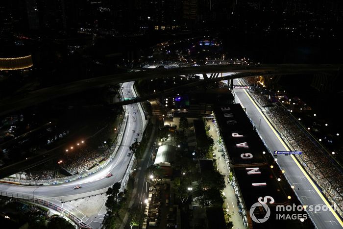 Carlos Sainz, Ferrari SF-23, Charles Leclerc, Ferrari SF-23, Lewis Hamilton, Mercedes F1 W14, Fernando Alonso, Aston Martin AMR23, el resto de la parrilla en la salida.