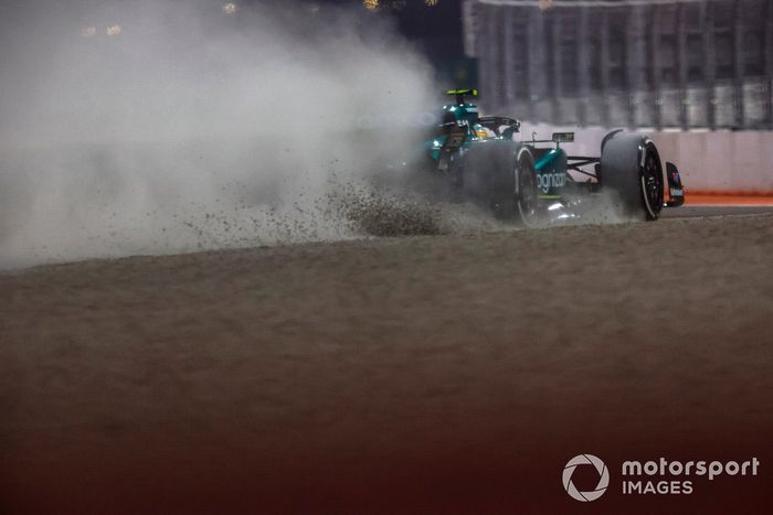 Fernando Alonso, Aston Martin AMR23, se sale de la pista