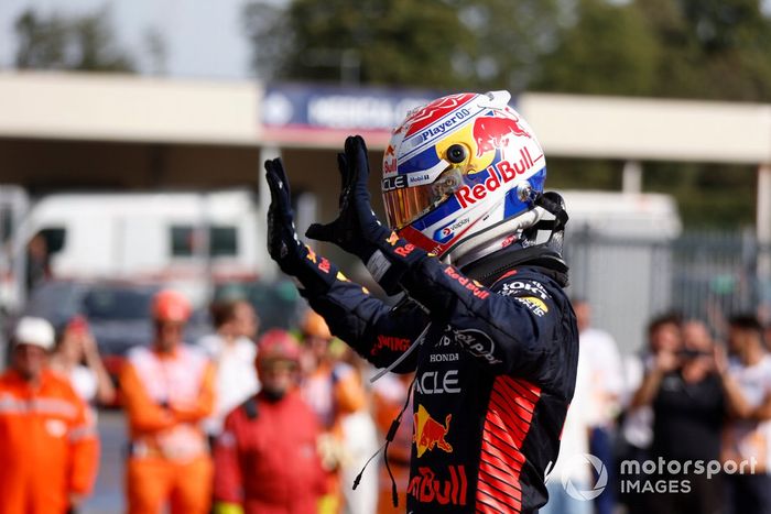 Max Verstappen, Red Bull Racing, 1ª posición, celebra su récord de 10ª victoria consecutiva a su llegada a Parc Ferme.