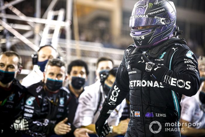 Ganador de la carrera Lewis Hamilton, Mercedes, celebra en Parc Ferme con el equipo