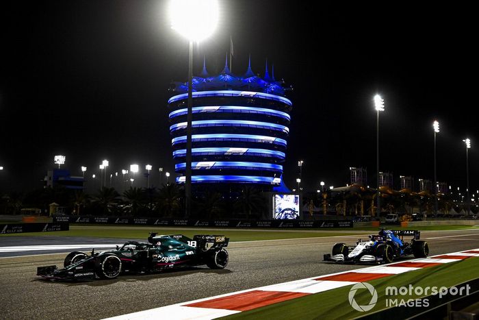Lance Stroll, Aston Martin AMR21, George Russell, Williams FW43B