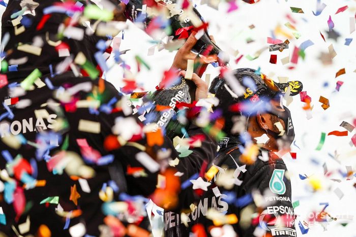 Podio: ganador y campeón del mundo Lewis Hamilton, Mercedes-AMG F1