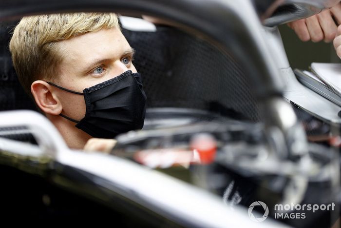 Mick Schumacher ajustando su asiento de Haas F1, Haas VF20