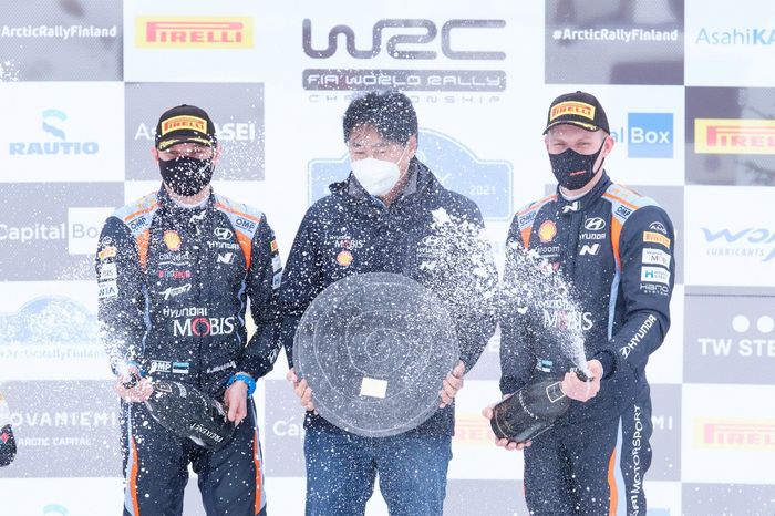 Podio: el presidente de Hyundai, Scott Noh, Ott Tänak, Martin Järveoja, Hyundai Motorsport Hyundai i20 Coupe WRC