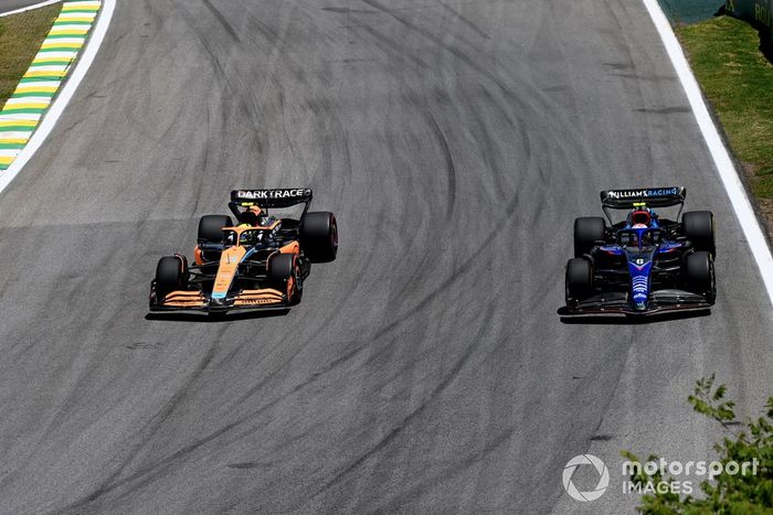 Lando Norris, McLaren MCL36, junto a Nicholas Latifi, Williams FW44