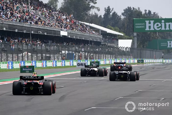 Kevin Magnussen, Haas VF-22, Pierre Gasly, AlphaTauri AT03, Sergio Pérez, Red Bull Racing RB18