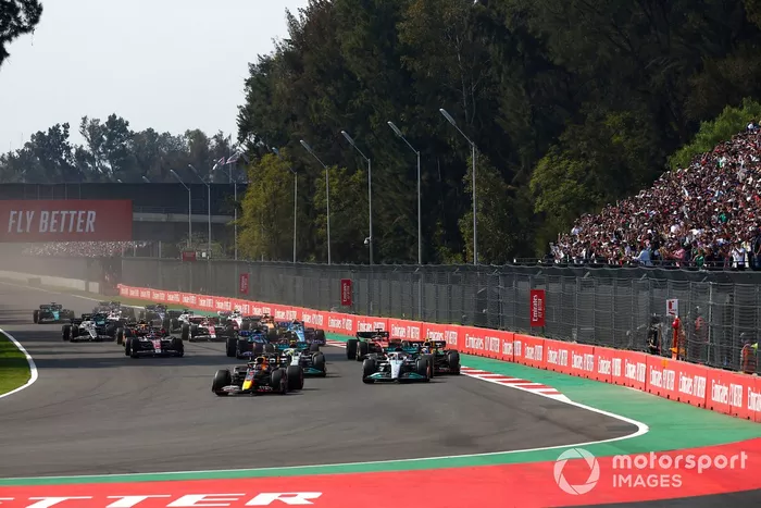 Max Verstappen, Red Bull Racing RB18, George Russell, Mercedes W13, Lewis Hamilton, Mercedes W13, Sergio Pérez, Red Bull Racing RB18, el resto al inicio