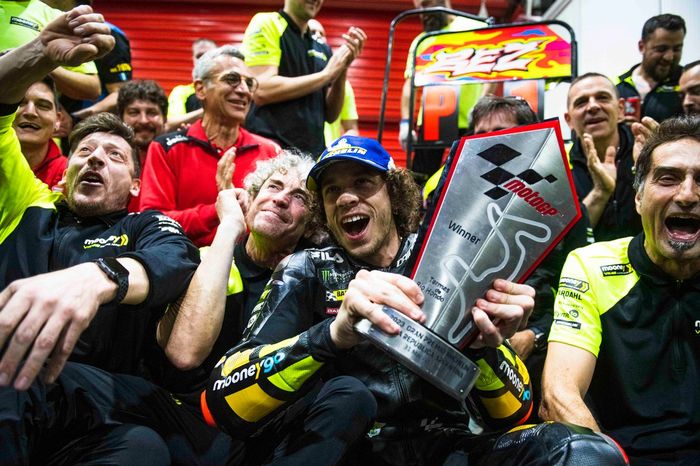 Marco Bezzecchi, VR46 Racing Team celebra con el equipo