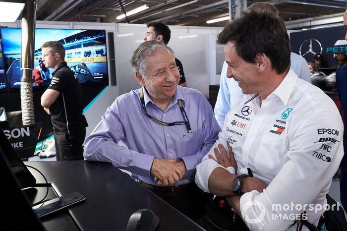 Jean Todt, Presidente de la FIA con Toto Wolff, Director Ejecutivo (Negocios) de Mercedes AMG, en el garaje de Mercedes