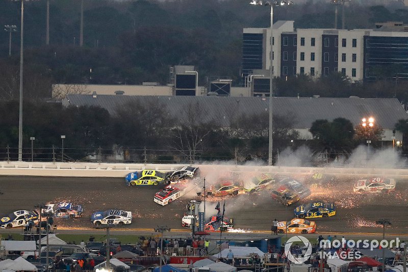 Crash, Martin Truex Jr., Joe Gibbs Racing Toyota, Ryan Blaney, Team Penske Ford, Ryan Newman, Roush Fenway Racing Ford, Matt DiBenedetto, Leavine Family Toyota, Aric Almirola, Stewart-Haas Racing Ford, Paul Menard, Wood Brothers Racing Ford, Matt Tifft, Front Row Motorsports Ford, David Ragan, Front Row Motorsports Ford, Austin Dillon, Richard Childress Racing Chevrolet