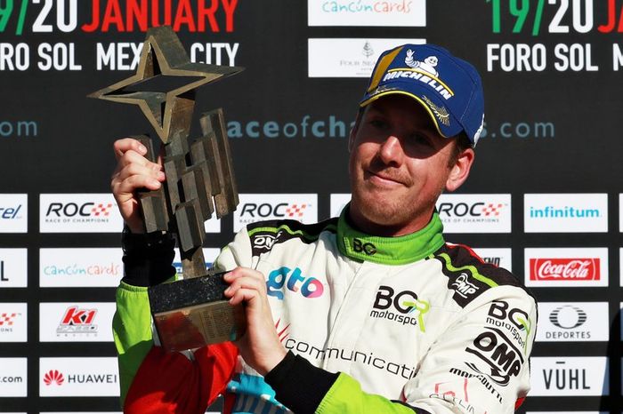 Ganador, Benito Guerra (MEX) celebra en el podio