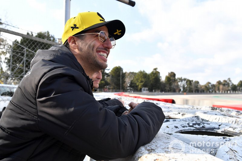 Daniel Ricciardo, Renault F1 Team y Alain Prost, Renault F1 Team Special Advisor ven las acciones