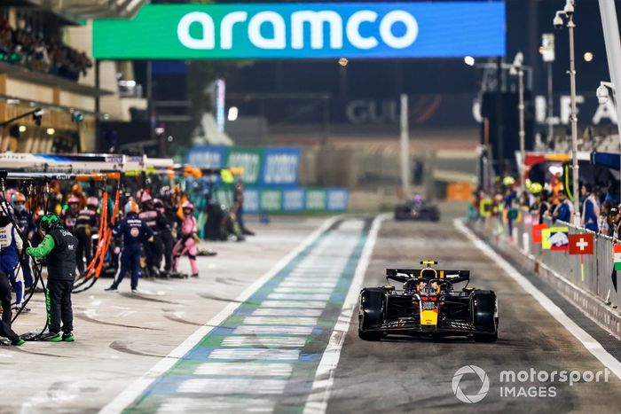 Sergio Pérez, Red Bull Racing RB20, en boxes