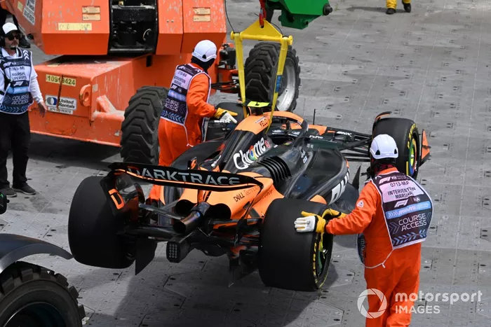 Los comisarios retiran el coche de Lando Norris, McLaren MCL38, después de que hiciera un trompo en la primera vuelta