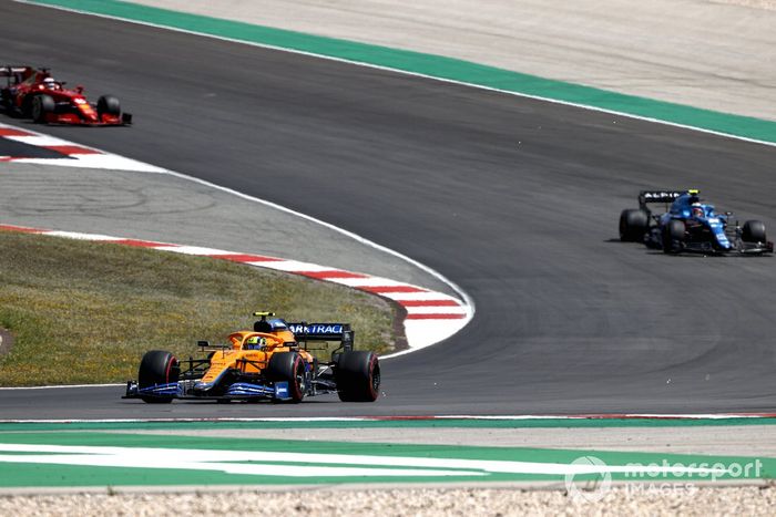 Lando Norris, McLaren MCL35M, Esteban Ocon, Alpine A521, Charles Leclerc, Ferrari SF21