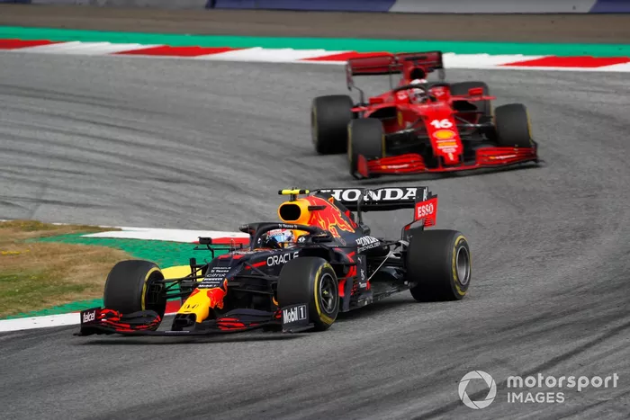 Sergio Pérez, Red Bull Racing RB16B, Charles Leclerc, Ferrari SF21