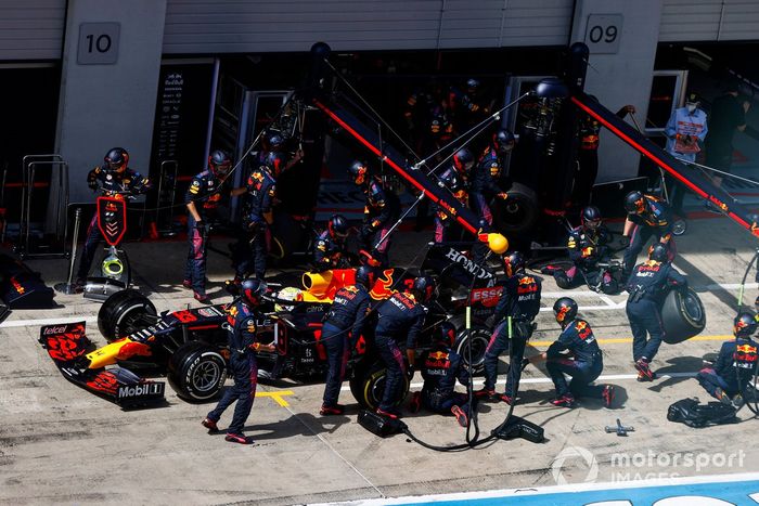 Max Verstappen, Red Bull Racing RB16B, pit stop