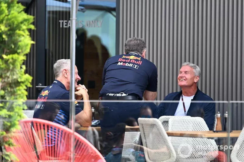 Jonathan Wheatley, Team Manager, Red Bull Racing, Christian Horner, Team Principal, Red Bull Racing et David Coulthard devant le motorhome Red Bull