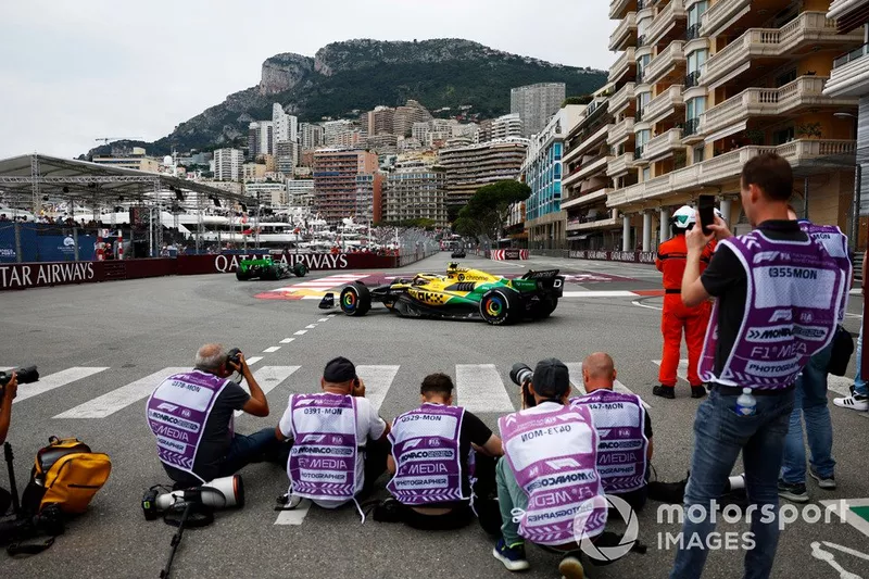Les photographes s'attaquent à Lando Norris, McLaren MCL38