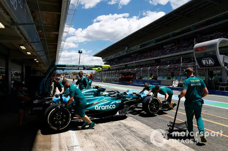 Los mecánicos devuelven a Fernando Alonso, Aston Martin AMR24, al garaje