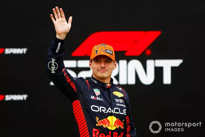 Max Verstappen, Red Bull Racing, da un pulgar hacia arriba después de ganar la tanda de Sprint