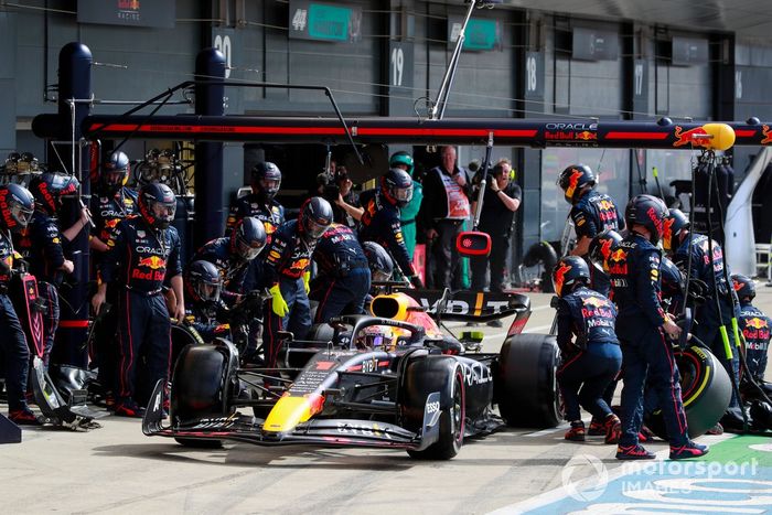 Max Verstappen, Red Bull Racing RB18, sale de su box