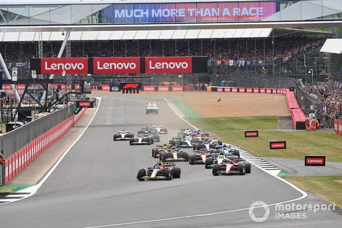 Max Verstappen, Red Bull Racing RB18, mientras se produce un accidente en el que están implicados George Russell, Mercedes W13, Zhou Guanyu, Alfa Romeo C42, Alex Albon, Williams FW44, Esteban Ocon, Alpine A522, Yuki Tsunoda, AlphaTauri AT03