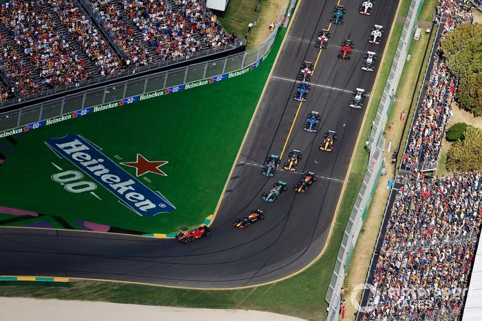 Charles Leclerc, Ferrari F1-75, Max Verstappen, Red Bull Racing RB18, Lewis Hamilton, Mercedes W13, Sergio Perez, Red Bull Racing RB18, Lando Norris, McLaren MCL36, George Russell, Mercedes W13, y el resto en la salida