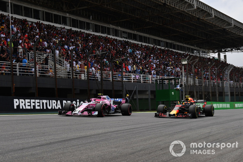 Esteban Ocon, Racing Point Force India VJM11 y Max Verstappen, Red Bull Racing RB14