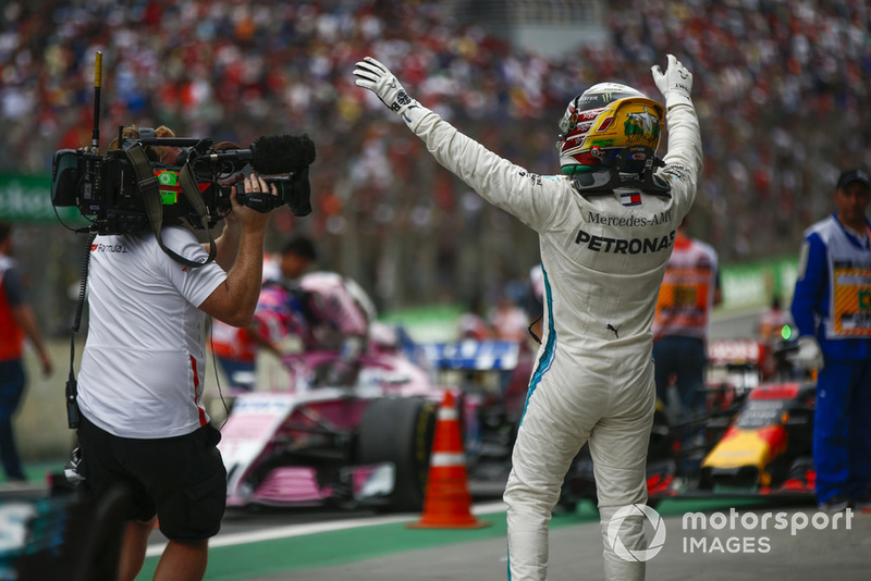 Lewis Hamilton, Mercedes AMG F1, festeggia la vittoria nel parco chiuso