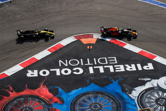 Max Verstappen, Red Bull Racing RB14, leads Nico Hulkenberg, Renault Sport F1 Team R.S. 18
