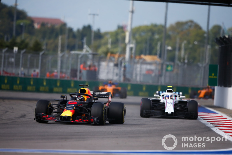Daniel Ricciardo, Red Bull Racing RB14, Charles Leclerc, Sauber C37