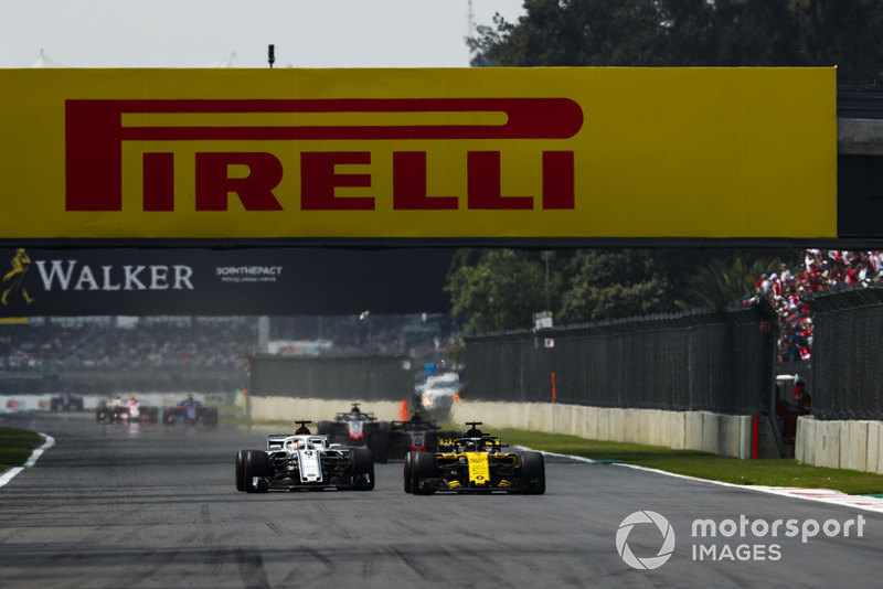 Nico Hulkenberg, Renault Sport F1 Team R.S. 18, leads Marcus Ericsson, Sauber C37