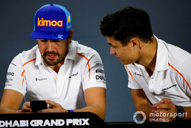 Fernando Alonso, McLaren, e Lando Norris, McLaren, durante la conferenza stampa