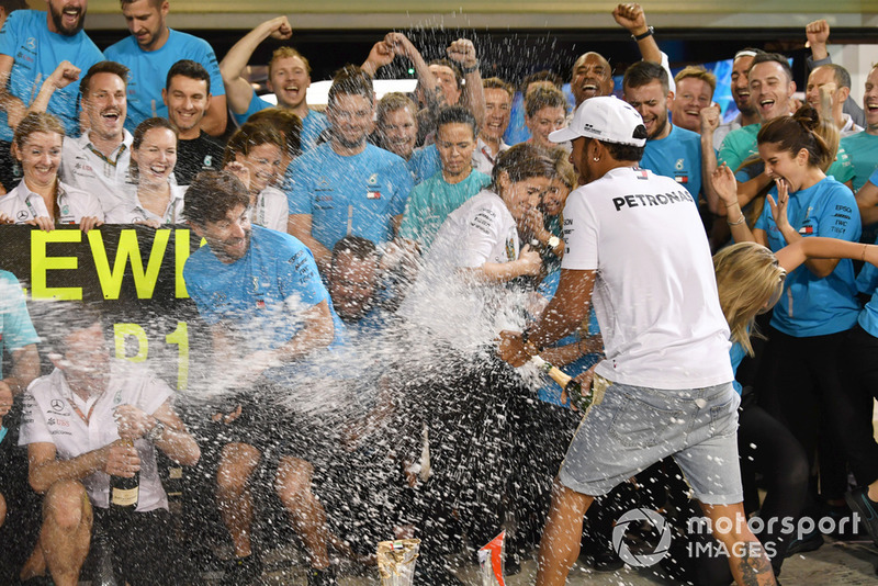 Lewis Hamilton, Mercedes AMG F1 celebrates with the team 