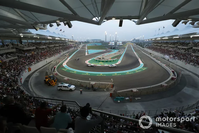 Safety Car lidera a Lewis Hamilton, Mercedes AMG F1 W09 EQ Power+ 