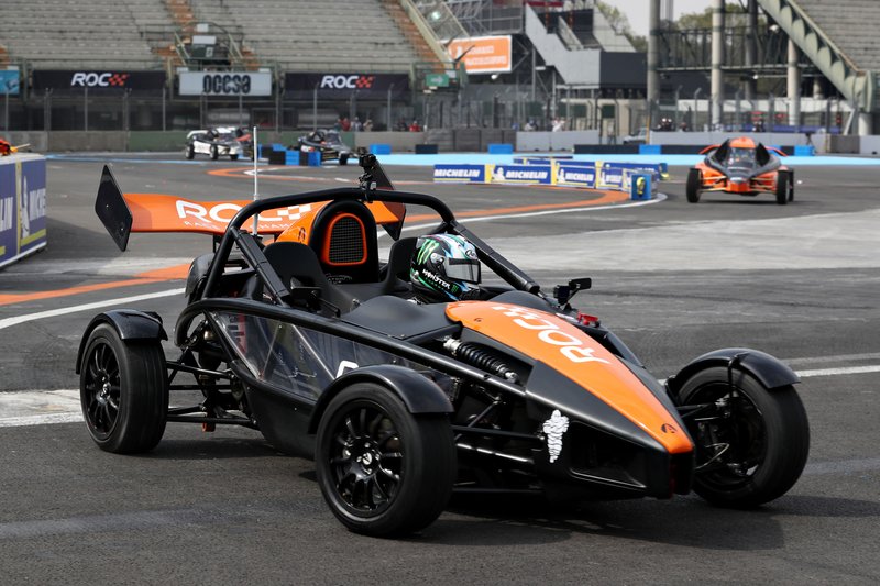 Terry Grant pilote l'Ariel Atom Cup