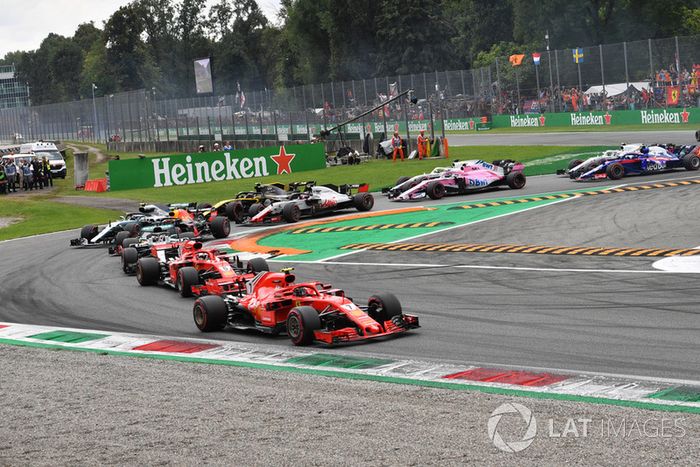 Kimi Raikkonen, Ferrari SF71H, Sebastian Vettel, Ferrari SF71H y Lewis Hamilton, Mercedes AMG F1 W09 al inicio de la carrera
