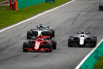 Kimi Raikkonen, Ferrari SF71H, Lewis Hamilton, Mercedes AMG F1 W09, prennent un tour à Sergey Sirotkin, Williams FW41
